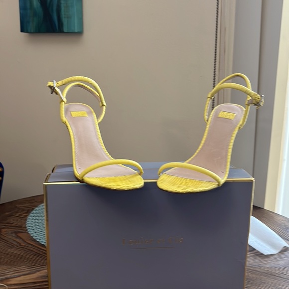 Selling my Vince Camuto brand new yellow Sandals - Picture 3 of 7